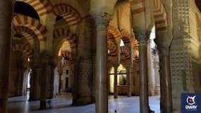 ¿Cómo se llaman las columnas de las mezquitas?